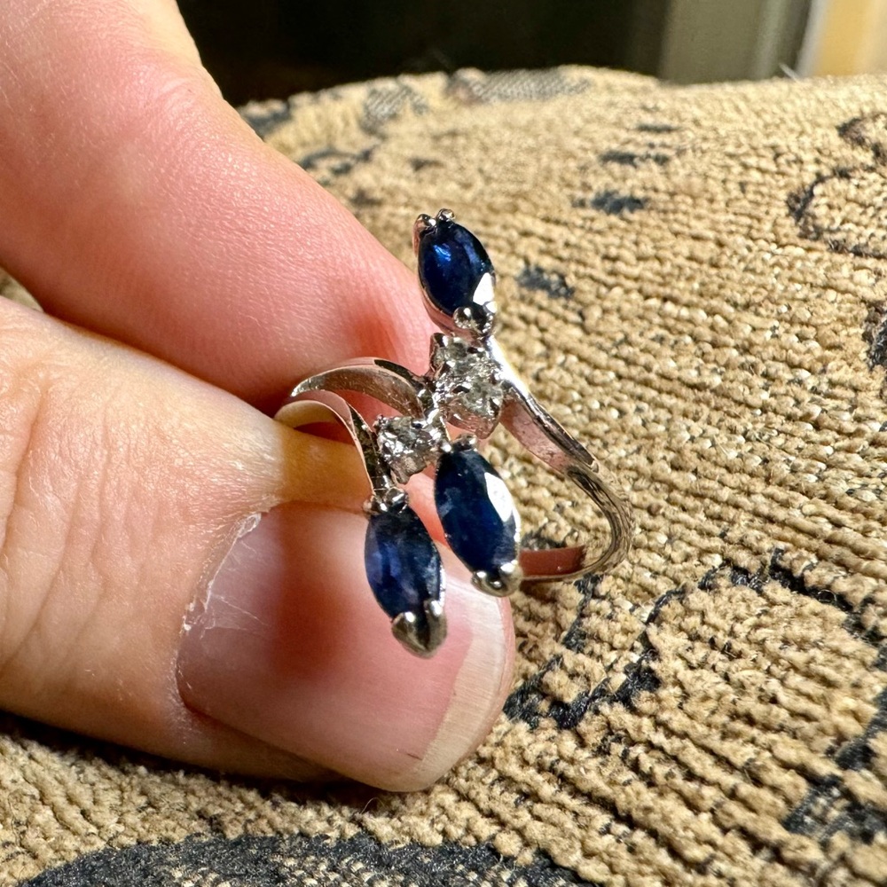 Vintage sterling silver sapphire and clear stones ring. - Picture 5 of 17